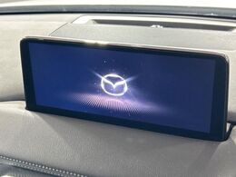 【10.25インチマツダコネクト】車内の雰囲気にマッチした大型ディスプレイ。スマホ接続でのナビ使用やBluetooth再生等、様々な機能が楽しめます。直感的なダイヤル操作が可能で、使い勝手も良好です。