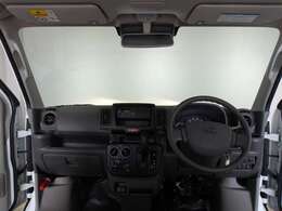 すっきりまとめられた視認性の良いインパネ。各操作スイッチは使いやすい位置に配置されています。