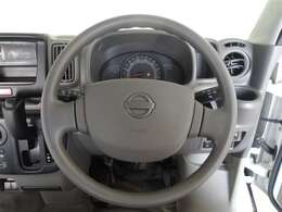 快適な操作性の運転席、ハンドルも綺麗に清掃済みです。もちろん安全を守るエアバッグも装備しているので安心してお乗りいただけます。