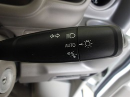 オートライトで車外の明るさに応じて自動的にライトの点灯・消灯を行います。