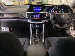 車内は光触媒抗菌消臭施工済です。インパネ周りはスタイリッシュなデザインで機能や装備も充実しています。グローブボックスやカップホルダーのほかにトレーなどたくさんの収納スペースが付いています。
