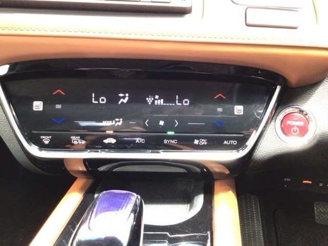 【左右独立オートエアコン】左右席で独立温度コントロールが可能です。運転席はキンキンに冷やして助手席はマイルドにと言った設定が可能です☆暑さ寒さでケンカすることもなくなりますね♪