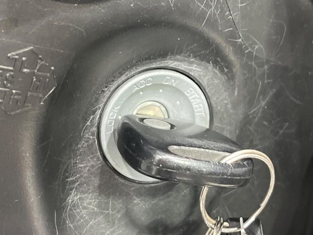 【キーレス】少し離れた場所からでもボタン一つでドアの開錠・施錠ができるのでとっても便利！ドアの鍵穴周りに傷をつけることもありません♪