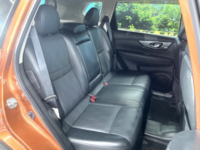 後部座席も気になるようなキズ・汚れやへたり等、大きなダメージはなく、良好な状態です。