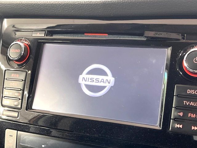 【純正ナビ】人気の純正ナビを装備。オーディオ機能も充実しており、Bluetooth接続すればお持ちのスマホやMP3プレイヤーの音楽を再生可能！毎日の運転がさらに楽しくなります！！