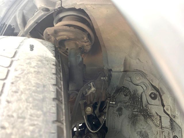 お車を安心してお乗りいただく為には、足回りの定期点検が欠かせません。サービスサポート（有償保証）では無料点検もご提供しており、安心のカーライフをお過ごしいただけるサポート体制が整っています。