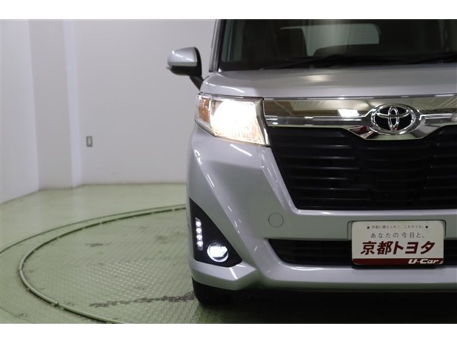 存在感のあるヘッドライトは暖色系で対向車にも優しい光のハロゲンです。ハロゲンはLEDと違って熱くなるので雪がライトに積もっても溶かしてくれます。