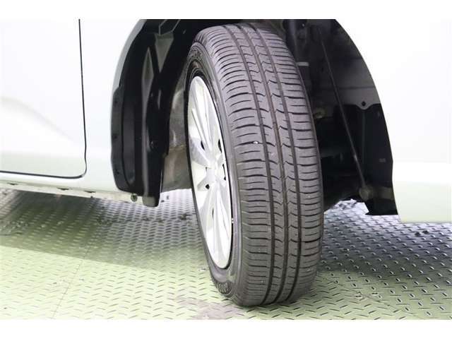 タイヤサイズ　165/65R14。スタイリッシュなデザインのホイールキャップを装着しています。