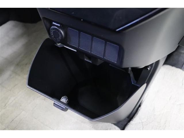 センタークラスターには大型のボックス収納を装備しています。取り外しが出来るのでダストボックスとして使用しても便利ですよ。