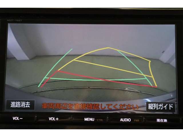 ハンドル操作に連動してガイドラインが変化するバックカメラ搭載です。クルマは構造上たくさんの死角がありますので、とても便利な機能ですね。あくまで補助の為の装備ですのでバックは目視での確認が大事ですよ！