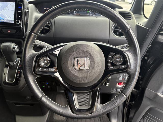 【ステアリング】軽い力で扱いやすいハンドルです。目立つ傷やスレなどなく綺麗な状態です！除菌プランいれていただくとさらに快適に！清潔なお車はお子様にも安心ですね！