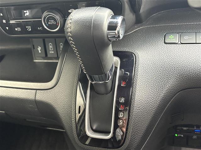 【シフトレバー】シフトも操作しやすく快適なドライブを楽しんでいただけます！