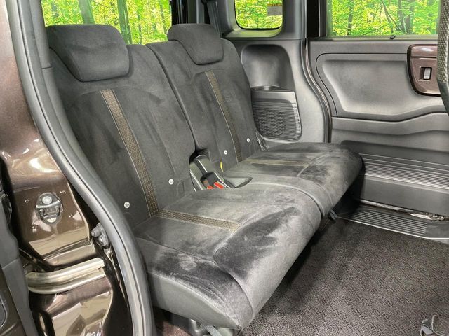 後部座席も気になるようなキズ・汚れやへたり等、大きなダメージはなく、良好な状態です。