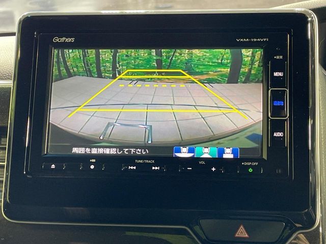 【バックカメラ】駐車時に後方がリアルタイム映像で確認できます。大型商業施設や立体駐車場での駐車時や、夜間のバック時に大活躍！運転スキルに関わらず、今や必須となった装備のひとつです！