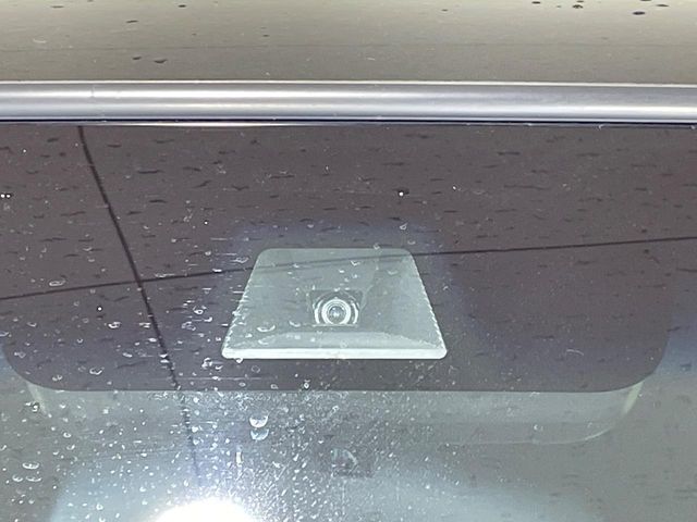 【ホンダセンシング】走行中に前方の車両等を認識し、衝突しそうな時は警報とブレーキで衝突回避と被害軽減をアシスト。より安全にドライブをお楽しみいただけます。