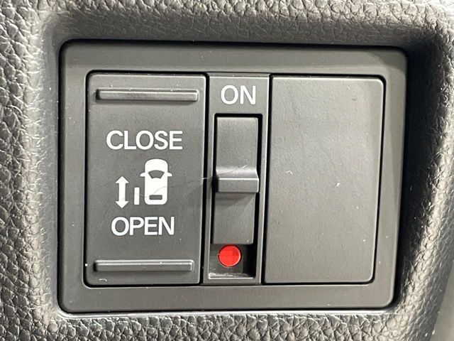 【パワースライドドア】スマートキーや運転席のスイッチでスライドドアの開閉が可能♪電動だから力を入れてドアを開ける必要が無く、小さいお子様でも、重い荷物を持っている時もラクに開け閉めできます♪