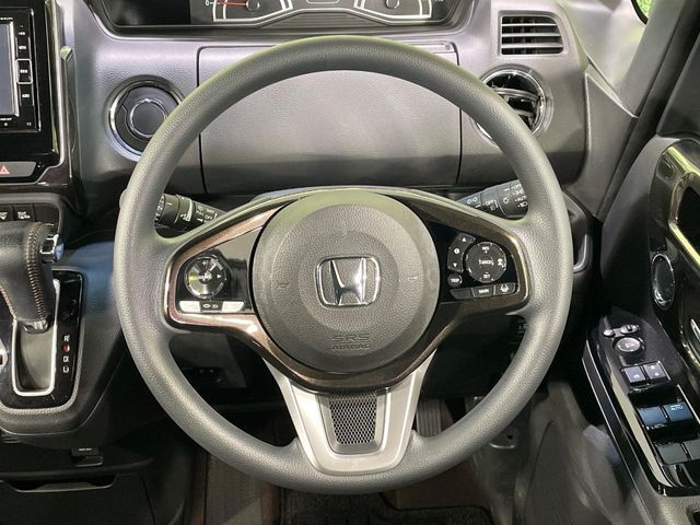 ステアリングも使用感が少なく、きれいな状態となっております♪