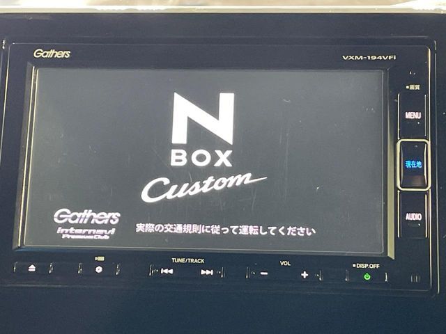 【純正ナビ】人気の純正ナビを装備しております。ナビの使いやすさはもちろん、オーディオ機能も充実！キャンプや旅行はもちろん、通勤や買い物など普段のドライブも楽しくなるはず♪