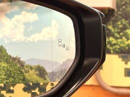 【ブラインドスポットモニター】走行中、ドアミラーの死角になりやすい箇所に後続車が接近するとサイドミラーのレンズに警告を表示！ドライバーに注意喚起をしてくれます。