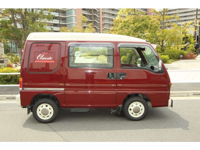見ての通りキュートです。外装塗装色は＃6R9アイボリ/ブリックレッド＃645アイボリ＃642赤。内装は＃510グレーです。