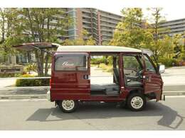 5ドア全部開放の絵です。お店屋さんの配達用車両として如何ですか？パン屋さんなんかにお似合い？