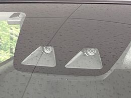 【スマートアシスト】走行中に前方の車両等を認識し、衝突しそうな時は警報とブレーキで衝突回避と被害軽減をアシスト。より安全にドライブをお楽しみいただけます。