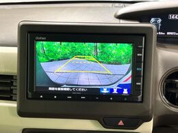 【バックカメラ】駐車時に後方がリアルタイム映像で確認できます。大型商業施設や立体駐車場での駐車時や、夜間のバック時に大活躍！運転スキルに関わらず、今や必須となった装備のひとつです！