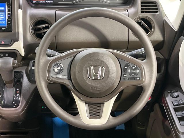 【ステアリングスイッチ】運転中、前方から目線をそらすことなく、オーディオ等の操作が可能な便利機能！安心＆快適なドライブを演出してくれます♪
