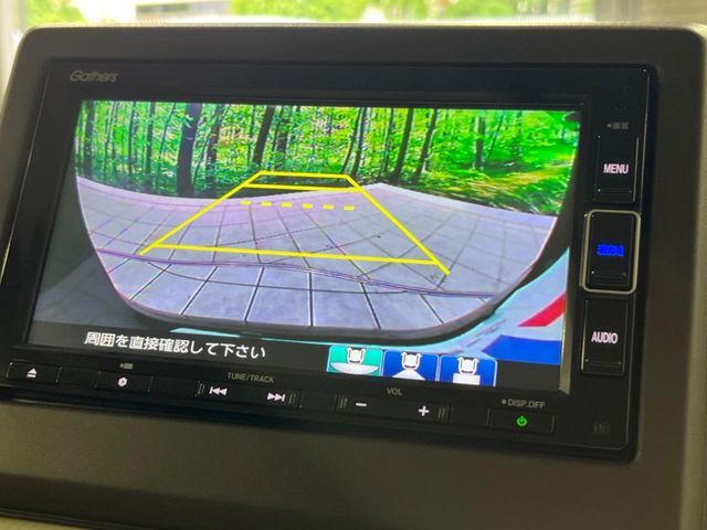 【バックカメラ】駐車時に後方がリアルタイム映像で確認できます。大型商業施設や立体駐車場での駐車時や、夜間のバック時に大活躍！運転スキルに関わらず、今や必須となった装備のひとつです！