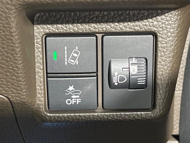 【ホンダセンシング】走行中に前方の車両等を認識し、衝突しそうな時は警報とブレーキで衝突回避と被害軽減をアシスト。より安全にドライブをお楽しみいただけます。