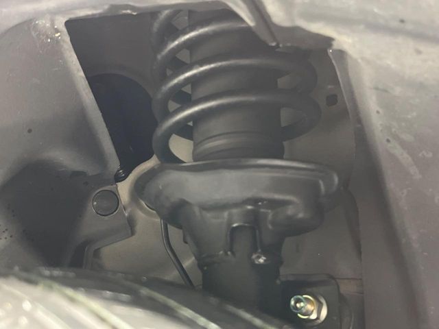 お車を安心してお乗りいただく為には、足回りの定期点検が欠かせません。サービスサポート（有償保証）では無料点検もご提供しており、安心のカーライフをお過ごしいただけるサポート体制が整っています。