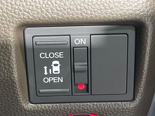 【パワースライドドア】スマートキーや運転席のスイッチでスライドドアの開閉が可能♪電動だから力を入れてドアを開ける必要が無く、小さいお子様でも、重い荷物を持っている時もラクに開け閉めできます♪