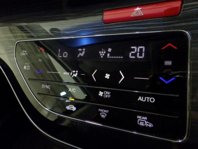 オートエアコンは左右席で独立温度コントロールが可能です。運転席はキンキンに冷やして助手席はマイルドにと言った設定が可能です☆暑さ寒さでケンカすることもなくなりますね♪