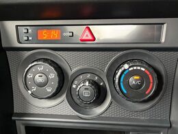 寒い冬も暑い夏も全席に快適な空調を届けてくれる、ダイヤル式エアコンを装備♪