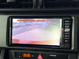 【バックカメラ】駐車時に後方がリアルタイム映像で確認できます。大型商業施設や立体駐車場での駐車時や、夜間のバック時に大活躍！運転スキルに関わらず、今や必須となった装備のひとつです！