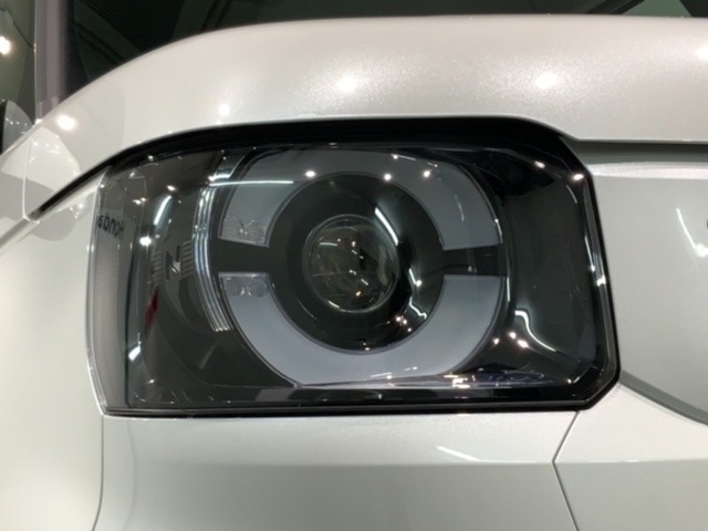 LEDヘッドライトは、点灯の瞬間から最大光量を発揮し、突然暗くなるトンネルなどでの安定感を高めます。