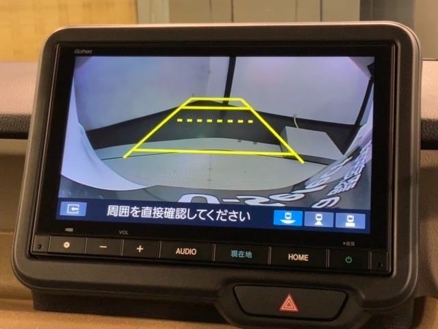 リバースギアに入れるだけで後方の表示へ切り替わります。夜間や雨の日の駐車も楽になりますよ。