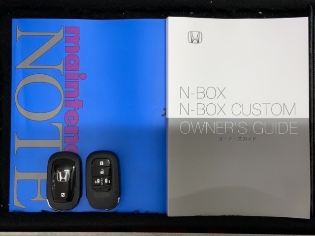 スマートキーは鍵をバッグに入れたままでもドアロックの開閉やエンジンのON・OFFができます。夜間や雨の日も鍵を探さなくて良いので便利です。