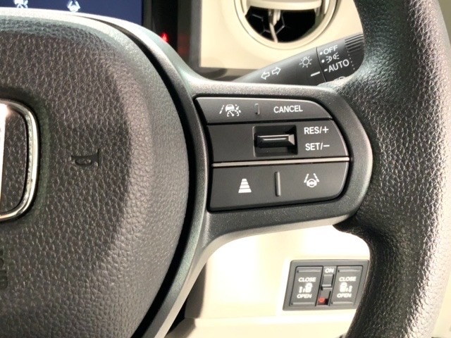 クルーズコントロールを装備しています。高速道路などで一定の速度で走ってくれるので運転が楽ですよ！速度を設定できますので、スピードの出しすぎにも注意できます。