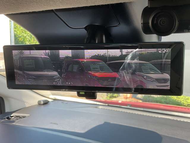 【インテリジェントルームミラー】はリアカメラが車両後方を映し出すので、いつでもクリアな後方視界を確保！夜間や悪天候の運転でも安心です♪