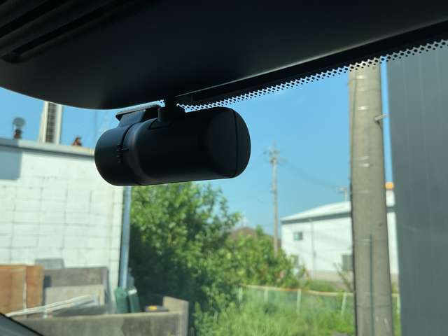 車内から後方を映すリア専用ドライブレコーダーも搭載されていますので万が一の時は安心ですね。