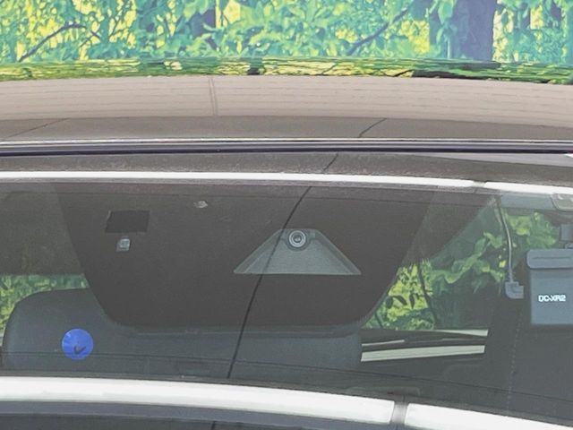 【スマートシティブレーキサポート】低速走行中に前方の車両等を認識し、衝突しそうな時は警報とブレーキで衝突回避と被害軽減をアシスト。より安全にドライブをお楽しみいただけます。