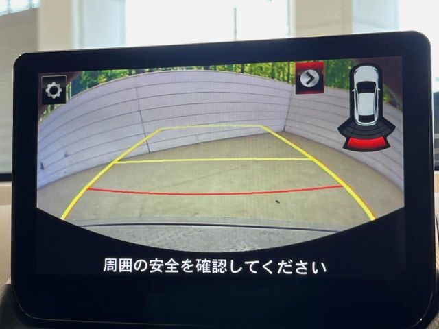 【バックカメラ】駐車時に後方がリアルタイム映像で確認できます。大型商業施設や立体駐車場での駐車時や、夜間のバック時に大活躍！運転スキルに関わらず、今や必須となった装備のひとつです！