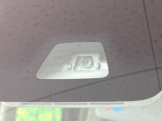 【スマートアシスト】走行中に前方の車両等を認識し、衝突しそうな時は警報とブレーキで衝突回避と被害軽減をアシスト。より安全にドライブをお楽しみいただけます。