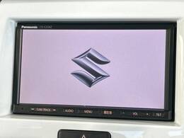 【純正ナビ】人気の純正ナビを装備しております。ナビの使いやすさはもちろん、オーディオ機能も充実！キャンプや旅行はもちろん、通勤や買い物など普段のドライブも楽しくなるはず♪