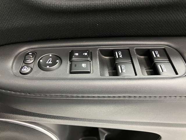運転席から全座席の窓の開閉が可能です。