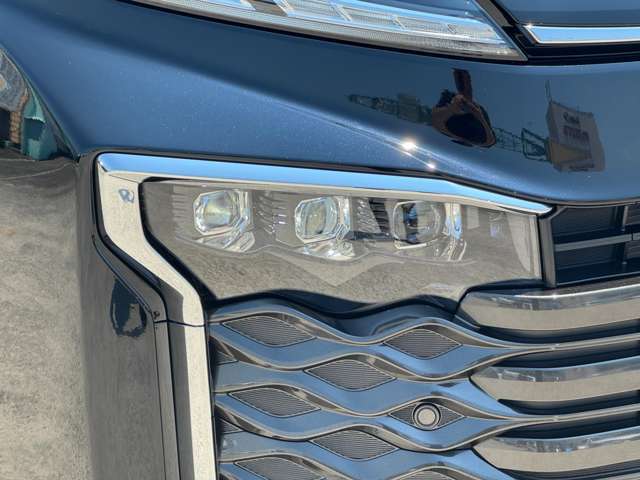 【三眼LEDヘッドライト】メーカーオプションの三眼LEDヘッドライトです！アダプティブハイビームシステム機能付きですので！車や人を察知して迷惑にならないようハイビームを制御してくれます！Duxy清須店まで！！！