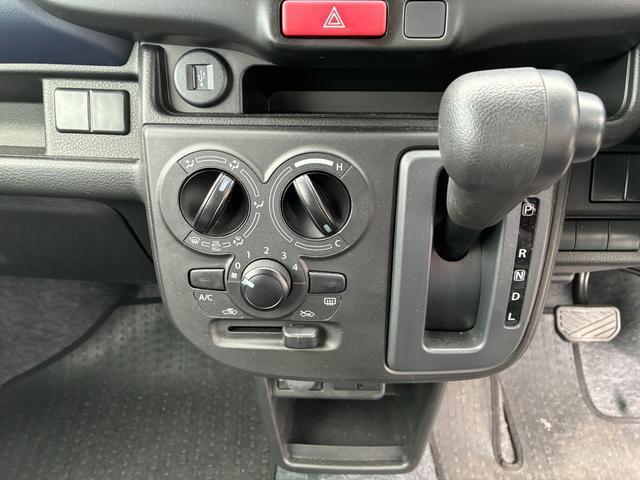 インパネシフトで足元広々