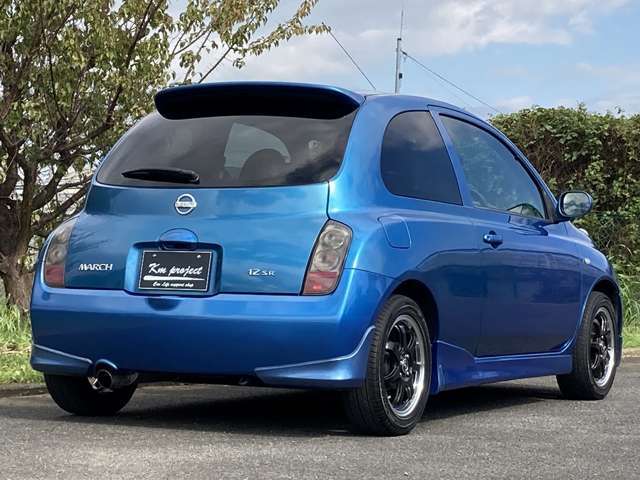 フロントスポイラー、サイドステップ、リアスポイラー、ルーフスポイラーのエアロパーツ装着！12SRのチューンは単なる足廻りやエアロの改変に留まらずエンジン内部、吸排気、ECUに至るまでチューンされています！