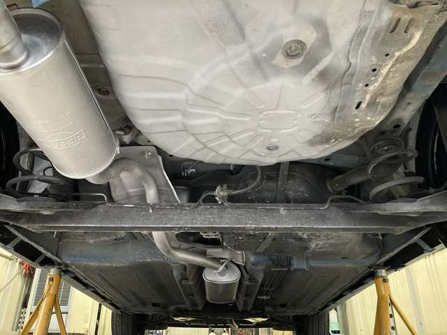 年式的な少々のサビはありますが足廻り、ブレーキ廻りなど気になる腐食などはありません！マフラーはサビ防止耐熱塗装済！試乗、点検、故障個所等チェック済車両ですのでお車の内容、詳しくご説明させて頂きます！